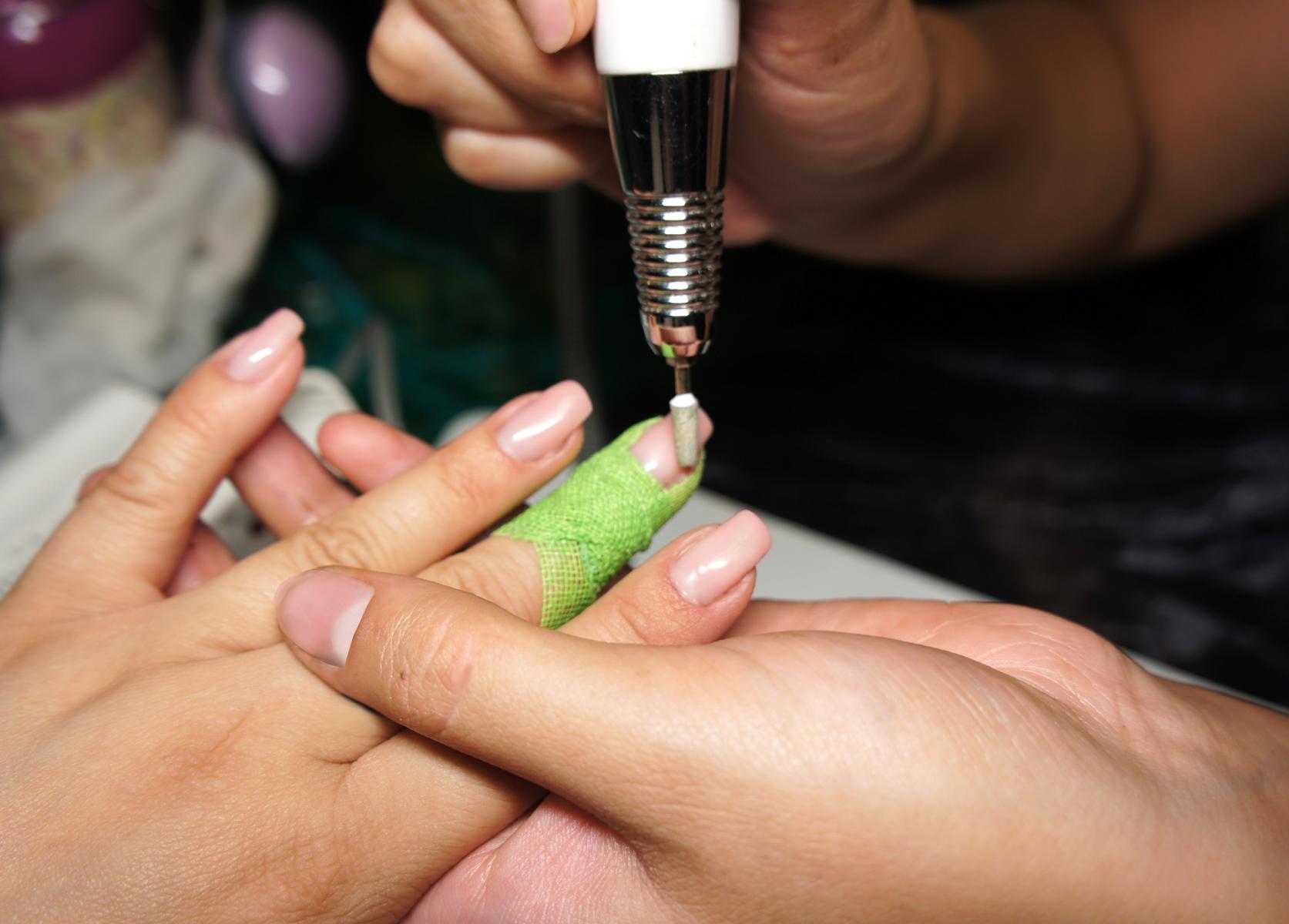 poly-TEXBAND: Hand- und Fingerschutz in der Kosmetikindustrie